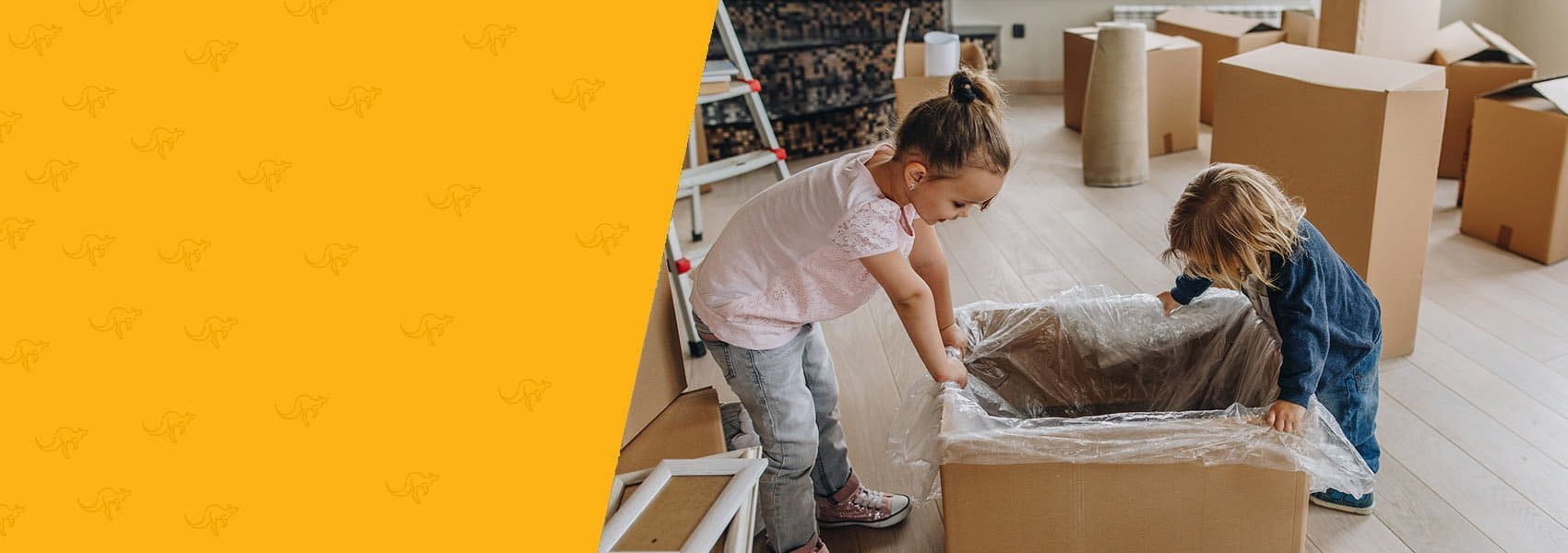 dw&oacute;jka dzieci bawiąca się pustym kartonem podczas przeprowadzki