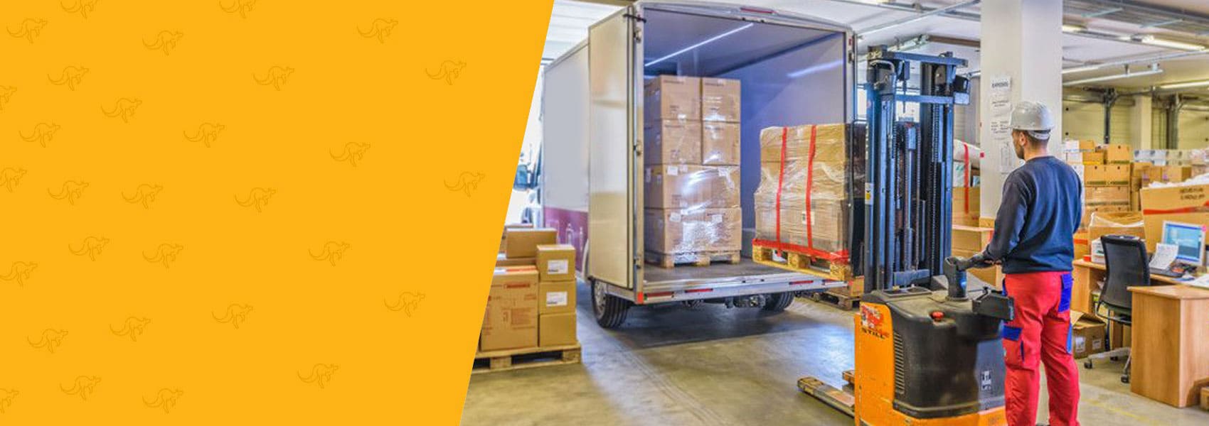 magazynier przy załadunku ciężarówki