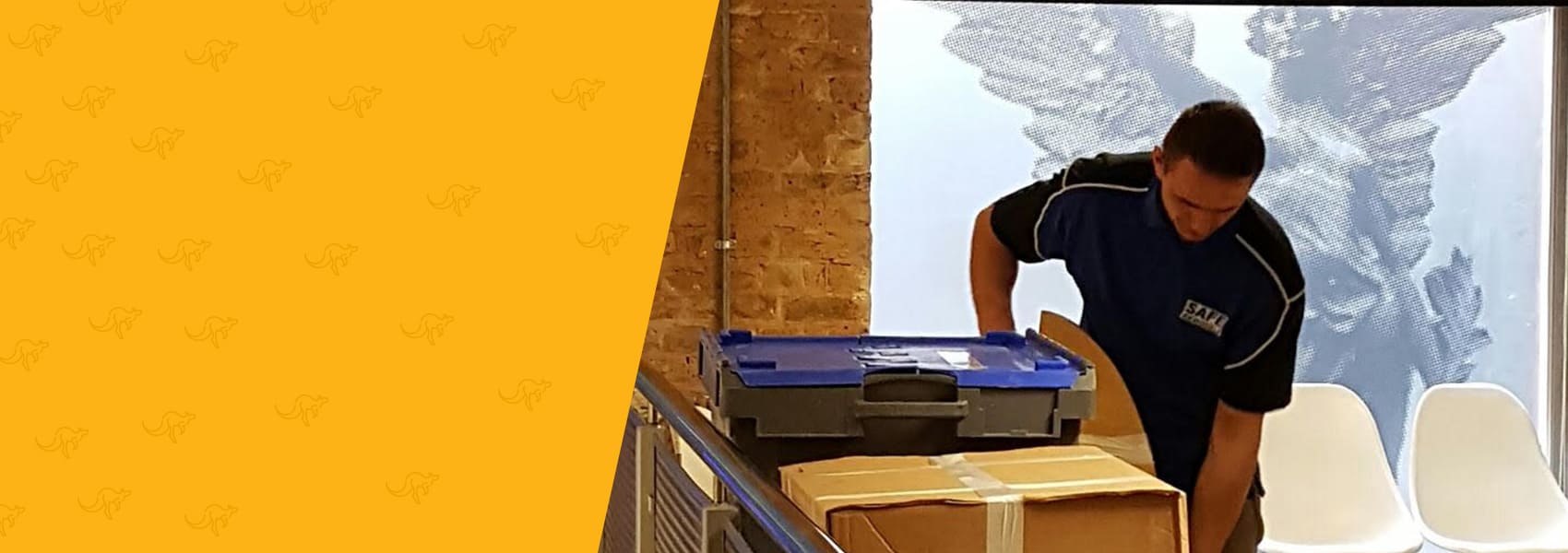 pracownik zakleja pudła