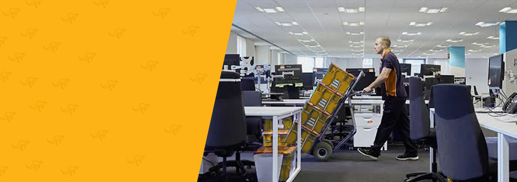 pracownik przenosi ż&oacute;łte pudła w biurze