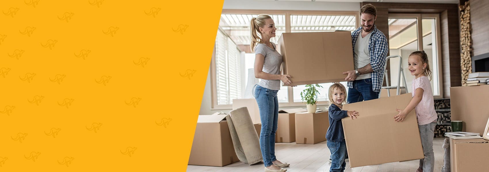 uśmiechnięci rodzice i dzieci trzymają pudła w salonie do przeprowadzki