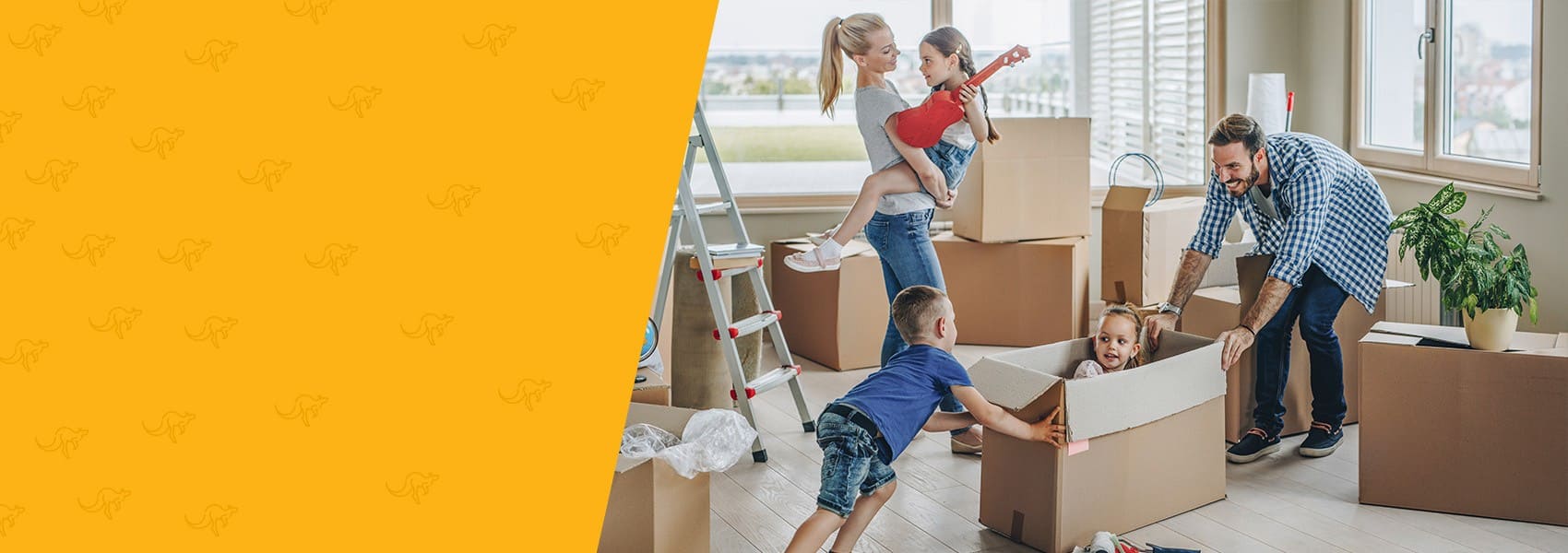 bawiąca się rodzina w salonie w trakcie przeprowadzki